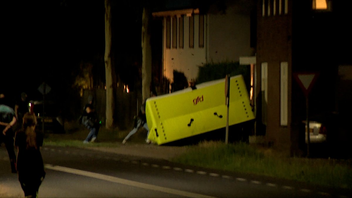 Man springt van dak op vangkussen