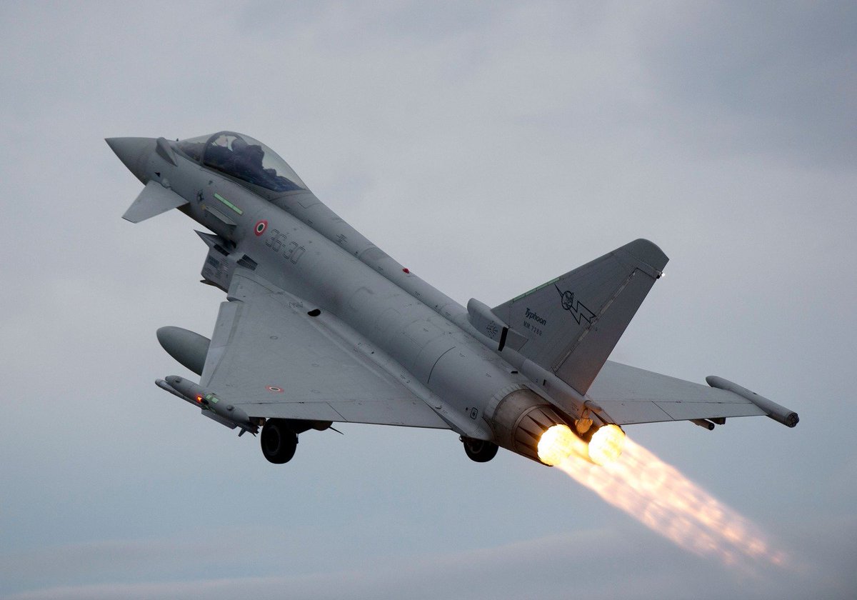 CiroNappi6's tweet image. Bonjour et bonne prise de la Bastille cher cousins. Les Armees Italiennes defilont avec une helicopter NH90 de la Marine Militaire et une Eurofighter Typhoon de l'Aeronautique Militaire.