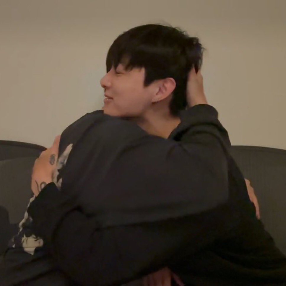 funnyjimin1's tweet photo. JIKOOKERS HOW ARE WE????????? 😭😭😭 https://t.co/38x9KZ1kjV