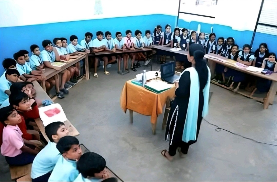 TimelessSpaces3's tweet photo. #FutureClassroom
There are no more backbenchers in schools. A school in Kerala has introduced new seating arrangements in the classroom inspired by a Malayalam film. https://t.co/etXjwHOqSz