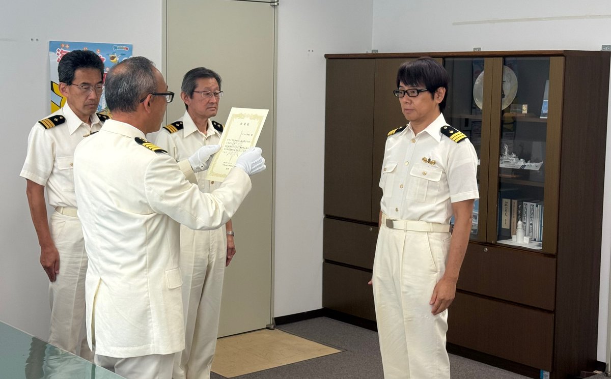 JCG_5th_RCGH's tweet image. 関西を中心に展開している家電量販店のCMでお馴染みの #ウインズ平阪 氏を #和歌山海の安全大使 に任命しました。今後はアーティストならではの美声のもと #和歌山海上保安部 交通課職員とともに海の事故防止について呼びかけを行う予定です。
#五管区 #海の事故ゼロ