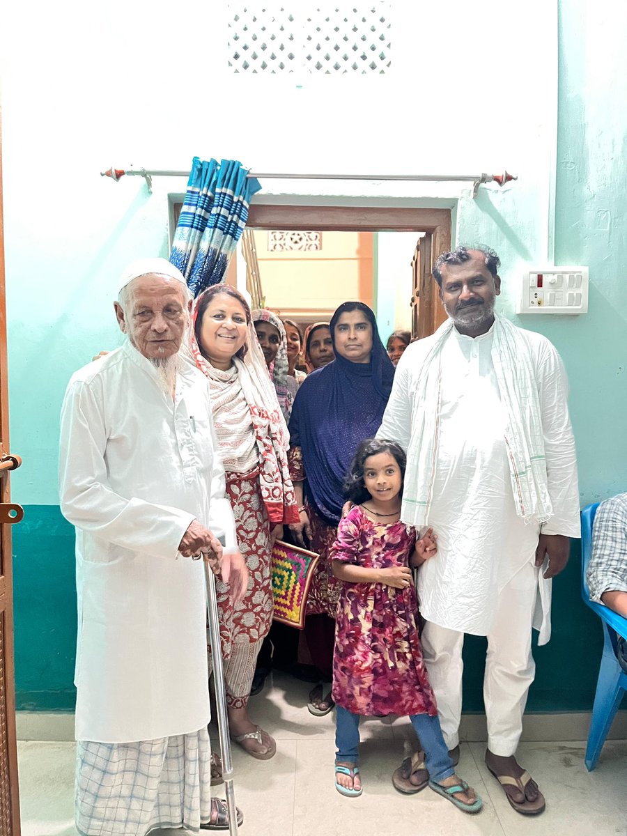 कल ढाका के जमुआ पंचायत में अपने बड़े बुज़ुर्गों से मुलाक़ात की और उन से ढेर सारी दुआयें ली | उनके आशीर्वाद से ही हमारा आत्मविश्वास है |