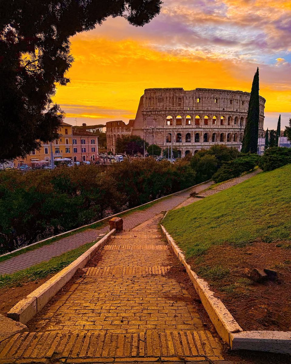 Turismoromaweb's tweet image. Ammirando il #Colosseo dal Colle Oppio, godendoci un tramonto straordinario!
We admired the #Colosseum from Colle Oppio while enjoying an extraordinary sunset!
📷 IG: simonjack92
#visitrome