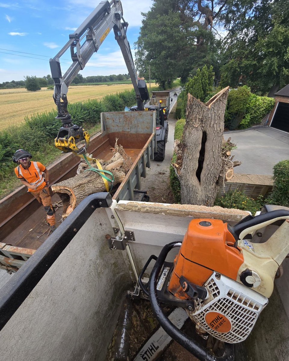BossBeechwood's tweet image. Hampton-in-Arden 🌳
 Today we supported HDI Tree Care in removing a decayed ash tree using a MEWP + Valtra 234 crane tractor, no climbing, no compromise on safety.

Strong teamwork, smart kit.

#TreeWork #TeamBeechwood #AshTreeRemoval #Valtra #SafetyFirst #Coventry