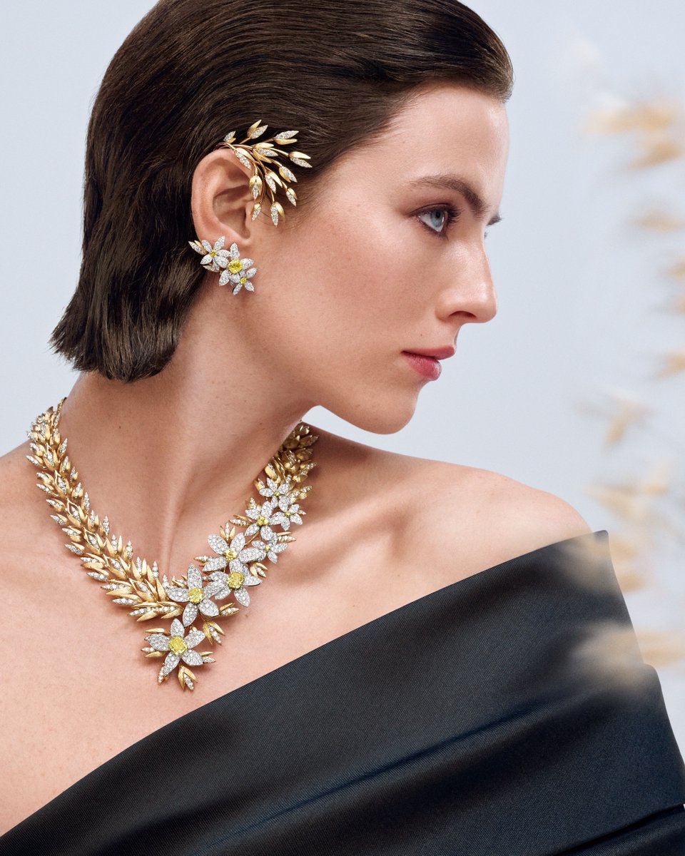 Chaumet's tweet image. Oat & Field Star undulates.
Golden inflorescences meet diamond constellations in pastoral symphony. Thirteen hundred hours craft countryside into couture, meadow into masterpiece.
Discover more on chaumet.com/us_en/jewels-b…
#JewelsbyNature #ChaumetHighJewelry #Chaumet