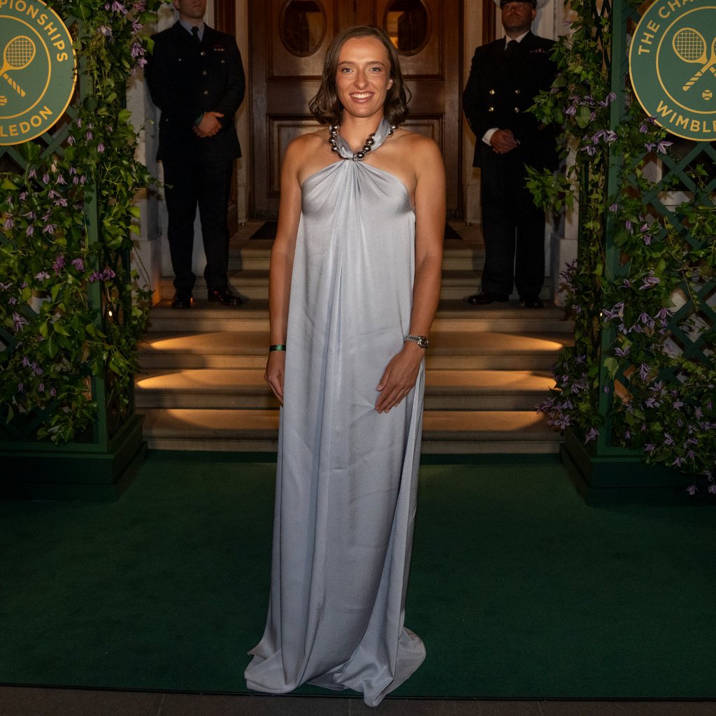 Iga at yesterday's champions dinner She wore a Stella McCartney blue dress  She looked soo beautiful * * * @Wimbledon @MRyszczuk @abramowiczd