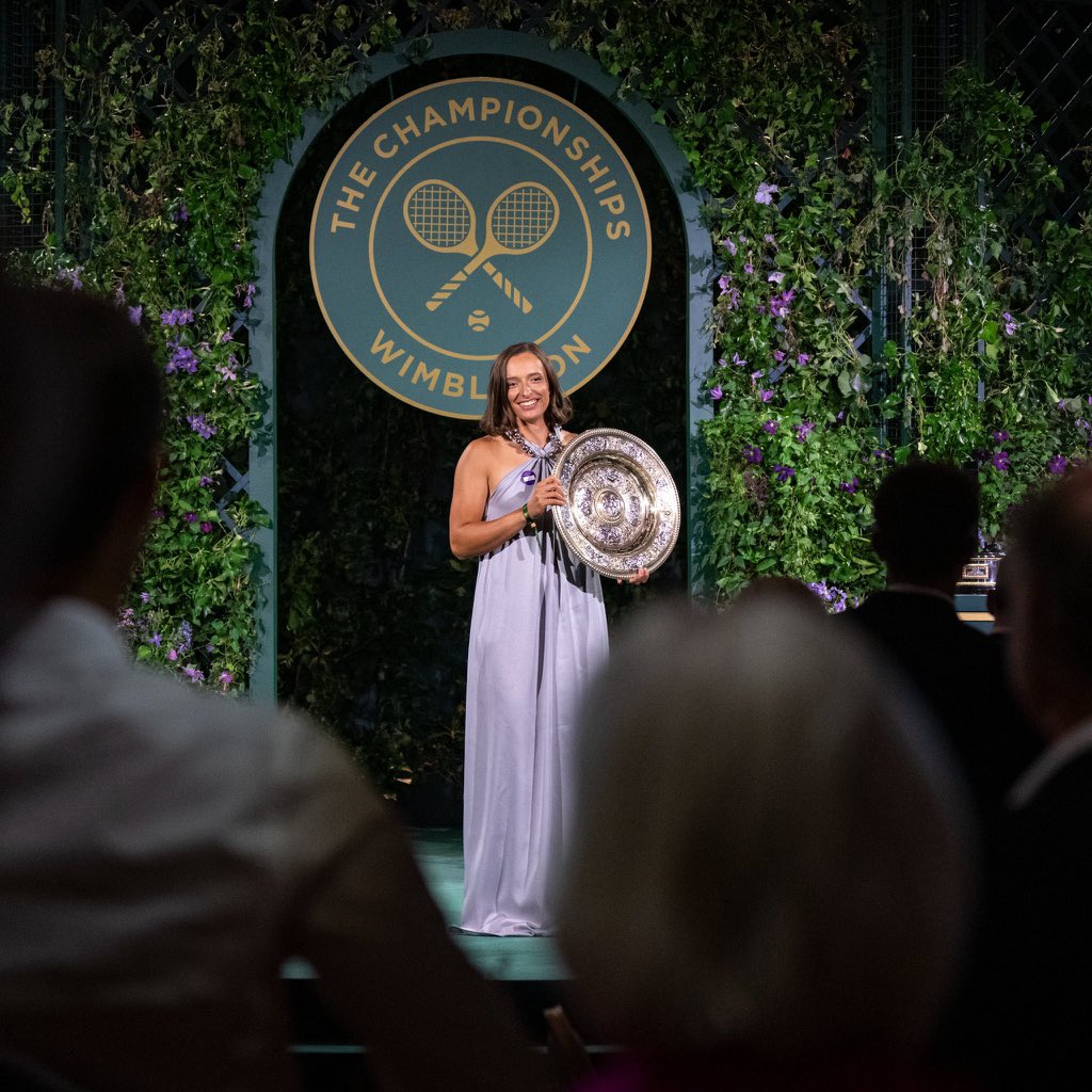 Iga at yesterday's champions dinner She wore a Stella McCartney blue dress She looked soo beautiful * * * @Wimbledon @MRyszczuk @abramowiczd Iga at yesterday's champions dinner She wore a Stella McCartney blue dress She looked soo beautiful * * * @Wimbledon @MRyszczuk @abramowiczd