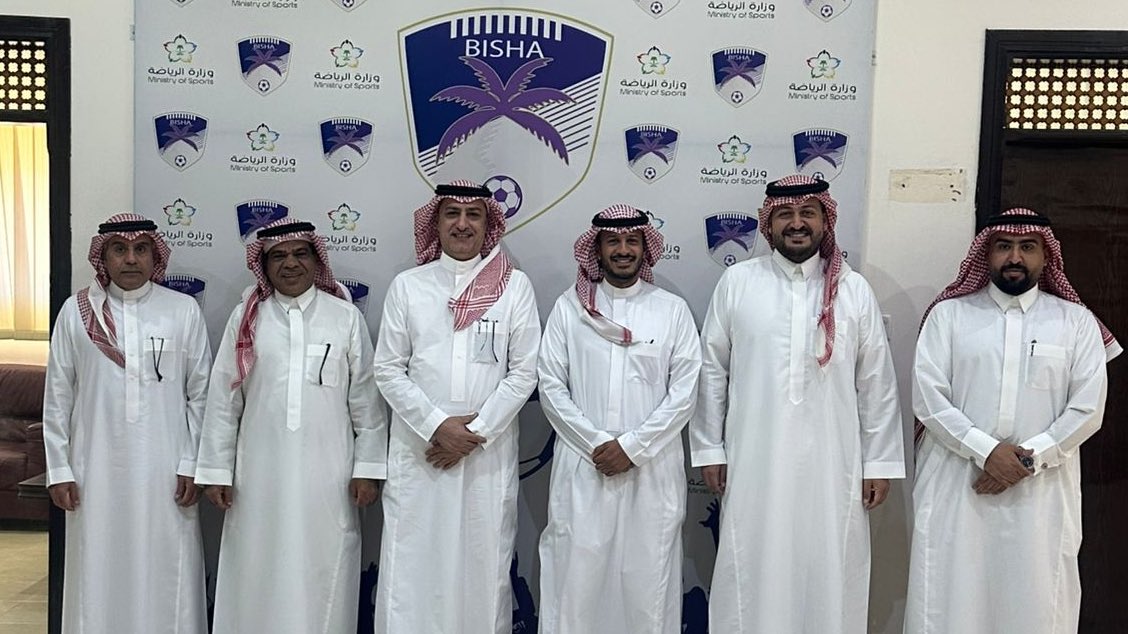 وفد اللجنة الأولمبية والبارالمبية السعودية
برئاسة الأستاذ عبدالعزيز باعشن، الرئيس التنفيذي والأمين العام 
 يزور منشأة #نادي_بيشة ، حيث عُقد اجتماعاً مع رئيس النادي الاستاذ : حسن الصعيري ، وتم مناقشة عدداً من المعوقات و متابعة سير تفعيل الالعاب المختلفة بالنادي .