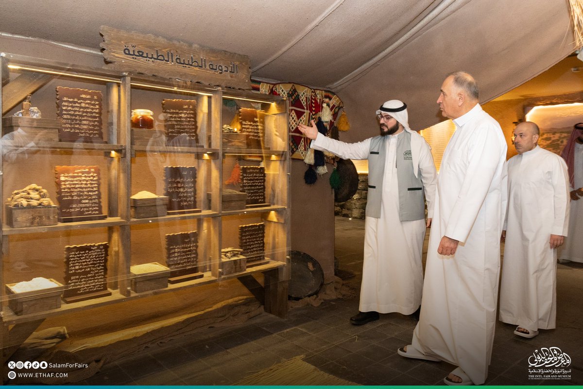 سعادة الجنرال كريم ولييف، النائب الأول لوزير الدفاع ورئيس هيئة الأركان العامة للجيش في أذربيجان، خلال زيارته للمعرض والمتحف الدولي للسيرة النبوية والحضارة الإسلامية بالمدينة المنورة، التابع لـ #رابطة_العالم_الإسلامي، حيث اطّلع على الأجنحة التفاعلية والأطالس العصرية التي تسرد سيرة