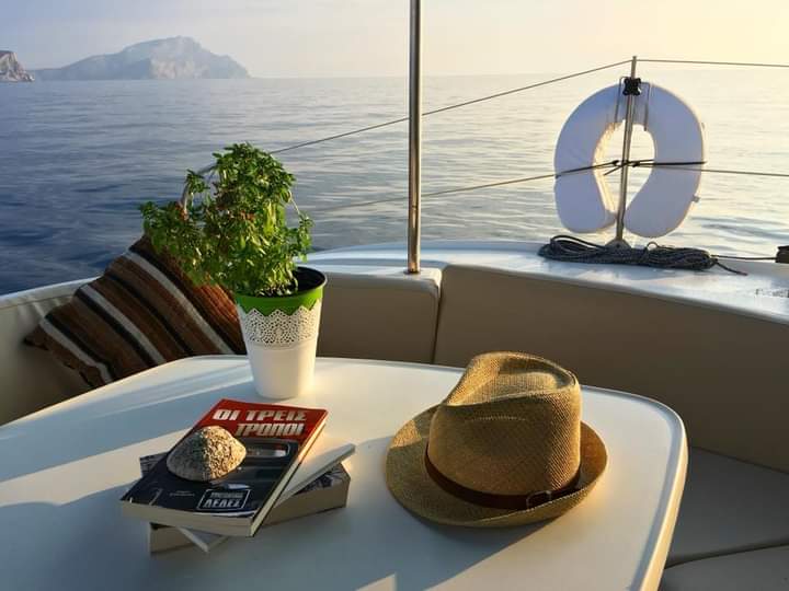 Σε μπούτια, σε σκάφη, στη Σύρο ή στην Ανάφη, το βιβλίο ΚΑΙ του φετινού καλοκαιριού είναι ένα.
Οι Τρεις Τρόποι σας περιμένουν να τους ανακαλύψετε