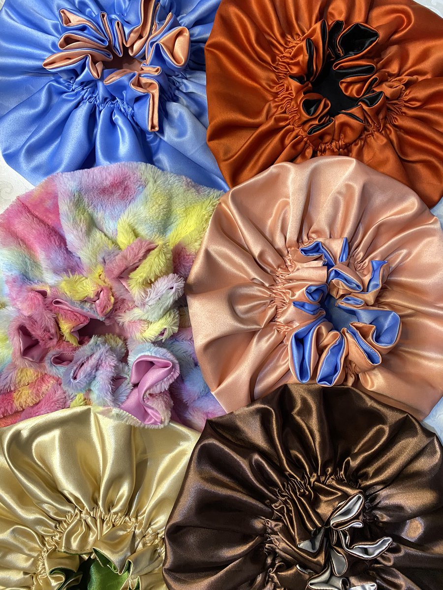 _AyomideA's tweet image. Please retweet if this pop on your tl.🙏
Introducing our new obsession. Collection of hair accessories made from love for my beauties.❤️
Our ruffle reversible hair bonnets & scrunchies.
YOUR HAIR NEEDS SOME LOVE WITH OUR REVERSIBLE BONNET.❤️
🏷️ 3,500NGN
Lagos: Nationdelivery.