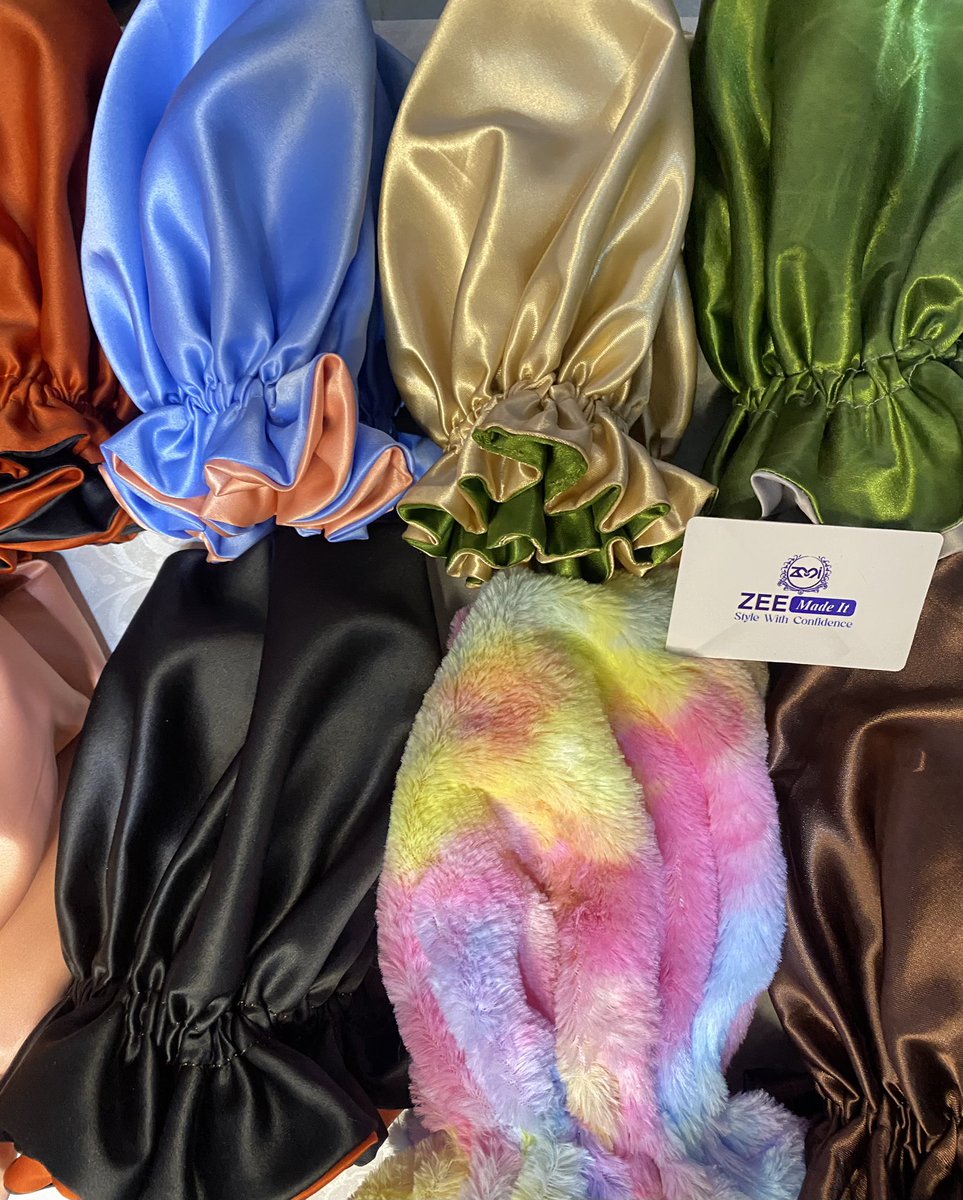_AyomideA's tweet image. Please retweet if this pop on your tl.🙏
Introducing our new obsession. Collection of hair accessories made from love for my beauties.❤️
Our ruffle reversible hair bonnets & scrunchies.
YOUR HAIR NEEDS SOME LOVE WITH OUR REVERSIBLE BONNET.❤️
🏷️ 3,500NGN
Lagos: Nationdelivery.