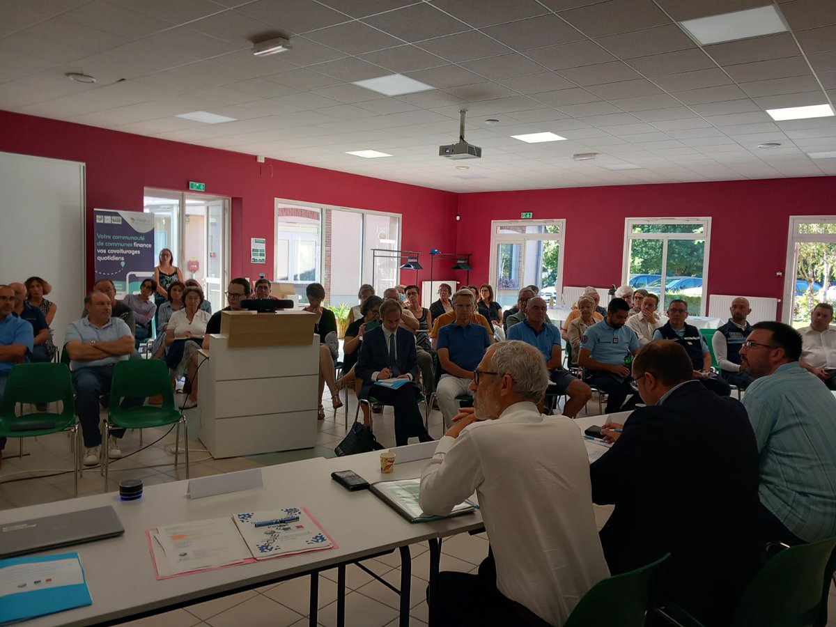 Prefet51's tweet photo. 👮♂️🤝 Sécurité et prévention de la délinquance
Le préfet Henri Prévost et le sous-préfet d’Épernay, Emmanuel Auber, ont participé ce vendredi à la séance d’installation du Comité Intercommunal de Sécurité et de Prévention de la Délinquance #CISPD de la Communauté de Communes de Sézanne Sud-Ouest Marnais.
✅ Aux côtés du président de la CCSSOM Cyril Laurent, des maires des communes et des acteurs locaux mobilisés, cette première réunion a permis :
🔹 d’acter la création du CISPD,
🔹 de partager le diagnostic territorial en matière de sécurité,
🔹 de définir les premières orientations concrètes en faveur de la tranquillité publique.
👥 Ce nouveau cadre de travail collectif permettra d’apporter des réponses coordonnées, concrètes et adaptées aux enjeux de prévention et de sécurité du bassin de vie.