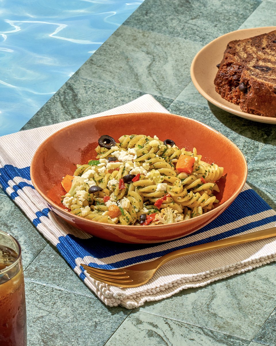 Fresh, zesty, and full of flavor. 🥗✨

Enjoy our Mediterranean Cold Pasta Salad with rotini pasta, crisp veggies, feta cheese, and olives tossed in a herb dressing. Best paired with a Shaken Iced Ruby Grapefruit and Honey Black Tea. 🍹