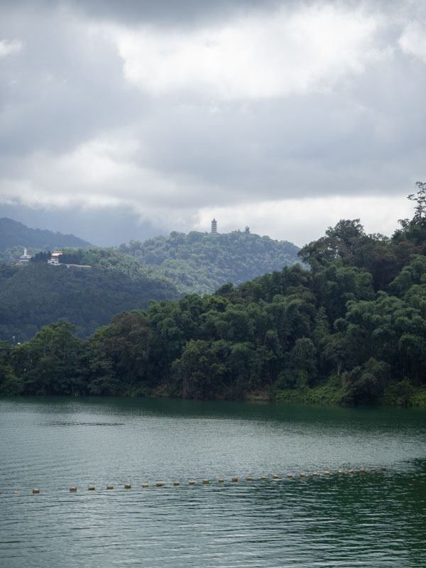 MSViajero's tweet photo. [Nuevo post: Qué hacer en Sun Moon Lake 🇹🇼]

Sun Moon Lake es un bonito lago en mitad de #Taiwán, famoso por sus pagodas, miradores y muchos otros planes. Te contamos todo lo que puedes hacer y cómo llegar desde Taichung.

https://t.co/PPlIEChrHq https://t.co/QPr9fy11wG
