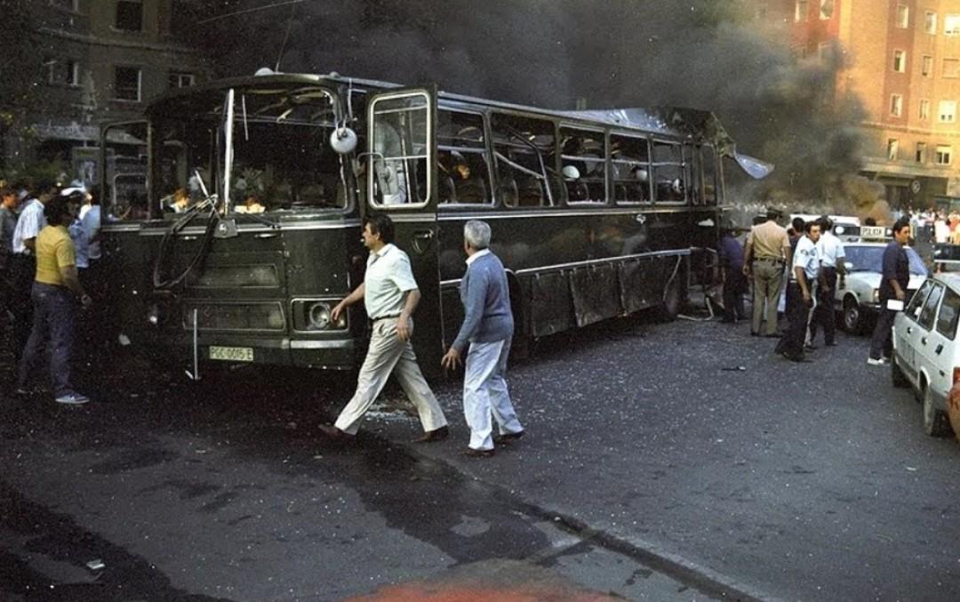 -Historia de España- Tal día como hoy la banda sanguinaria ETA asesinó a 12 guardias civiles en la plaza de República Dominicana. En el atentado participaron Troitiño y De Juana Chaos, 47 asesinatos y 5.700 años de prisión entre los 2. Hoy en libertad.

🩸ETA ASESINA Y GENOCIDA🩸