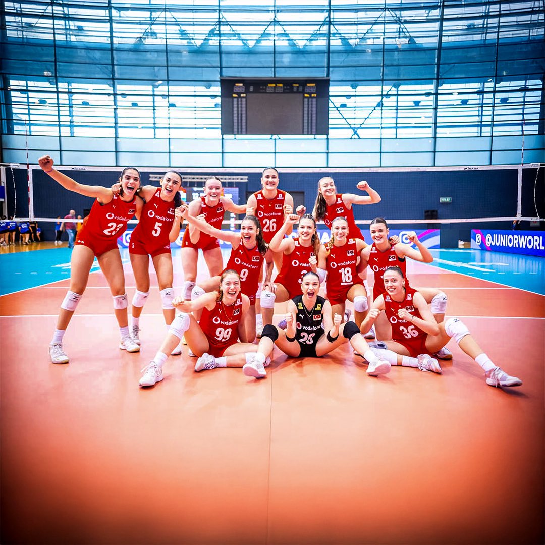 🇹🇷 U19 Dünya Şampiyonası’nı dördüncü sırada tamamlayan Kadın Milli Takımımızı ve oyuncularımız Aylin Uysalcan, Begüm Kaçmaz, Güz Özerol, Melis Başaran ve Selin Yener’i kutluyoruz ❤️🤍