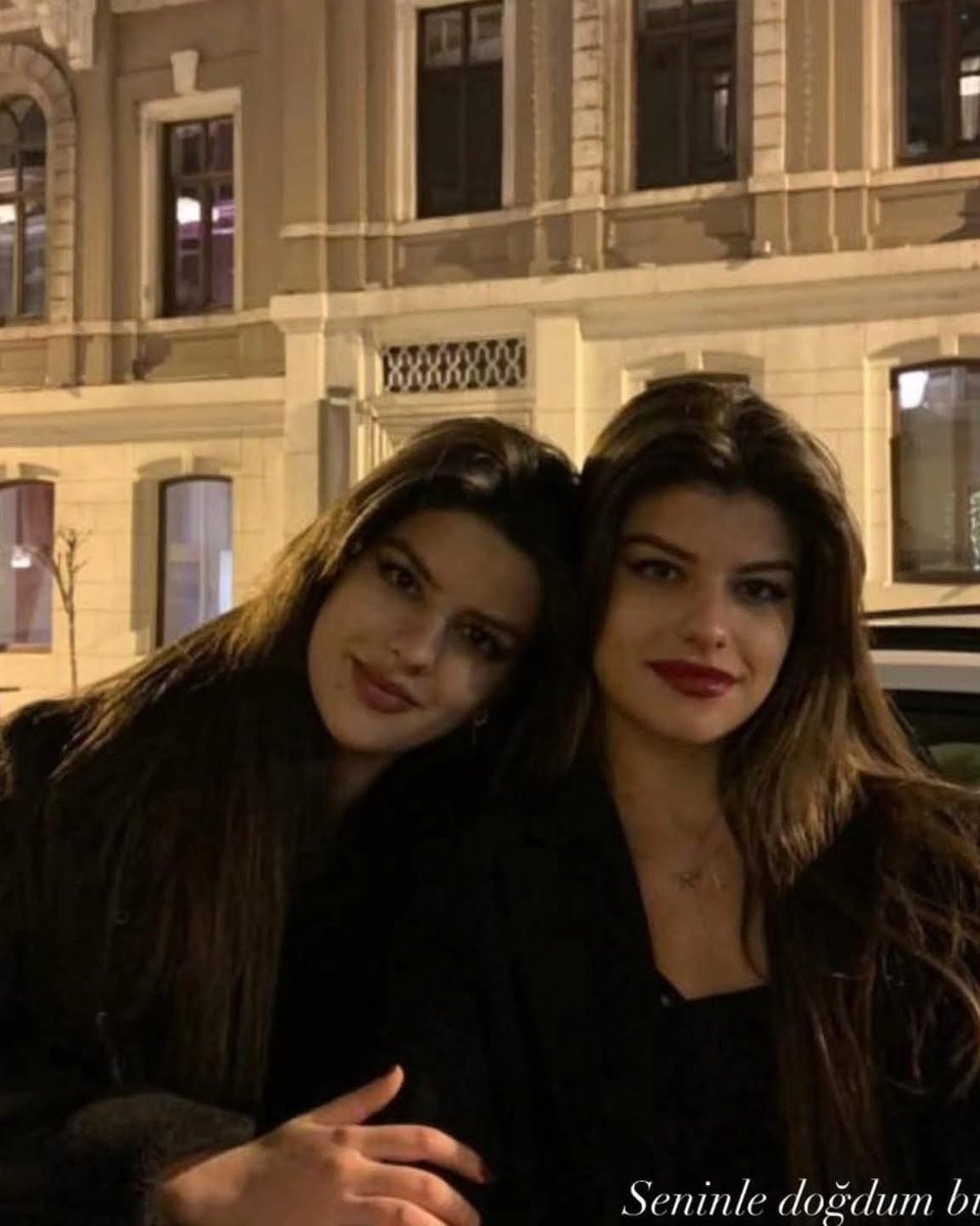 Hataylı Ayşe Tokyaz'ın ölümü akıllarda soru işareti bıraktı. 

Hatay'ın Reyhanlı ilçesinde doğan ve İstanbul'da üniversite eğitimi gören Esra Tokyaz, ikiz kardeşi Ayşe Tokyaz'ın eski polis amiri sevgilisi C.K. tarafından uygulanan şiddet ve tehditlerin kurbanı olduğunu iddia