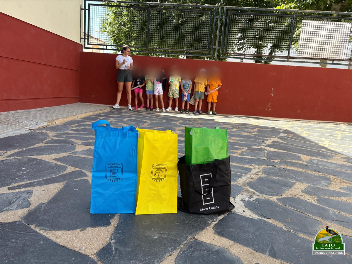 El pasado miércoles nos desplazábamos hasta Aliseda para llevar a cabo actividades de Ed. Ambiental con el grupo del programa “Concilia Extremadura”.
Nos hemos centrado en el reciclaje y la reutilización ya que durante esa semana están trabajando con esa temática.