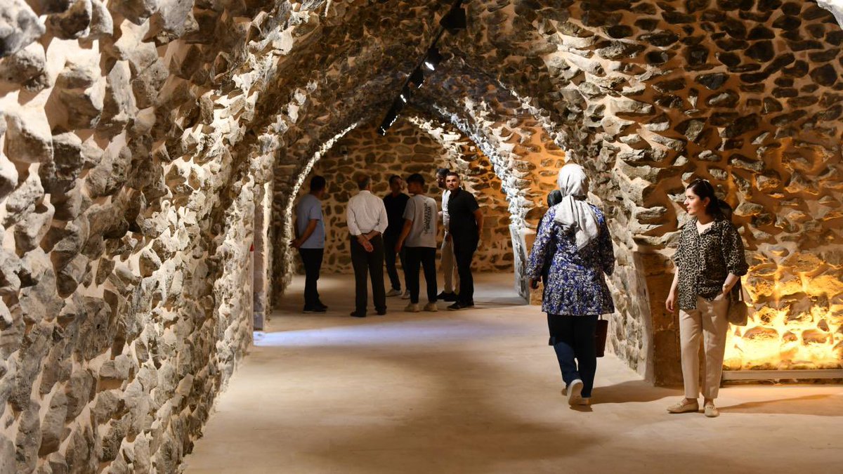 في منطقة بشيرى بمحافظة باتمان، وتحديدًا في قرية أيرانجي الواقعة على سفوح جبل قِرا، تم إحياء دير مار كيرياكوس الذي شيّده المسيحيون السريان في القرن الخامس، وذلك بعد الانتهاء من أعمال الترميم التي جرت على ثلاث مراحل. يُعد هذا الدير، الذي يمتد على مساحة 2500 متر مربع ويتكون من