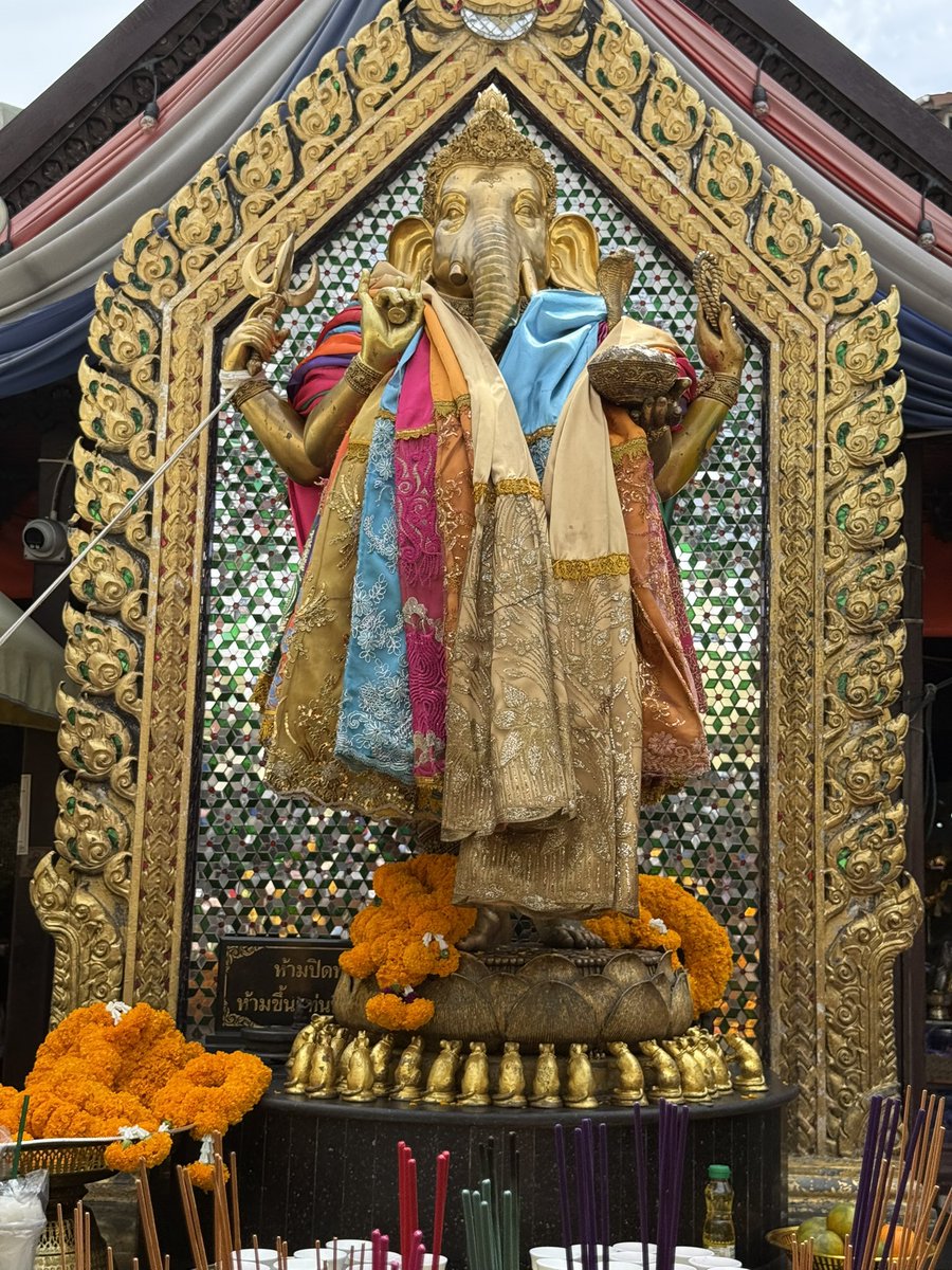 🕉️โอม ศรีคเณศายะ นะมะฮา🕉️
กราบบูชาองค์พระพิฆเนศ ในวันสันคสติจตุรถี ฤกษ์บูชาครั้งแรกของเดือนนี้ค่ะ 🙏🏻🌺✨