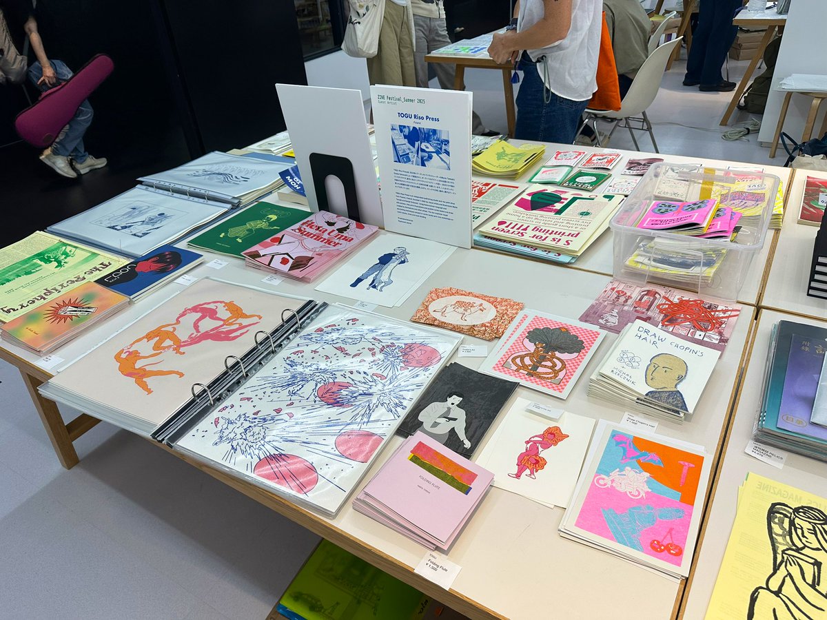 東京・渋谷のヒカリエで「夏のZINE祭り 2025」。すごい盛り上がりだった。80組のアーティストがZINEやアートブックを販売。別室に展示されていたポーランド・台湾・日本のゲストアーティストの作品がとてもユニークで興味深かった。アーティストのトークもあったらしいが聞き逃した。