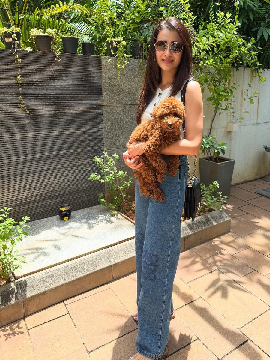 ThamizhPadam's tweet image. #Trisha sharing moments of joy with #Izzy 🐶❤️
#Thamizhpadam