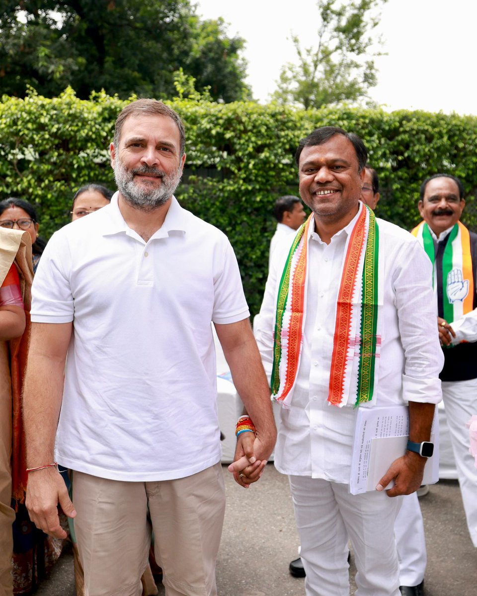 आज मेरे जन्मदिन पर यह शुभ अवसर मिला...
आदिवासी कांग्रेस के बैठक पश्चात हमारे नेता श्री राहुल गांधी जी ने मुझे जन्मदिन की शुभकामनाएं दी।

हृदय से आभार!