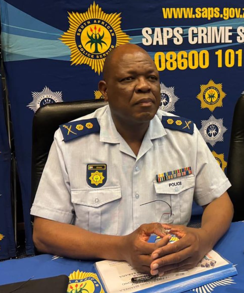 MaleselaMa72221's tweet image. Acting Gauteng provincial commissioner, Major Fred Kekana, survived a botched hijacking at his home in Westonaria, west of Joburg, this morning.
His driver fired at the suspects, who fled and dropped a firearm in the yard while escaping.
Police are investigating.