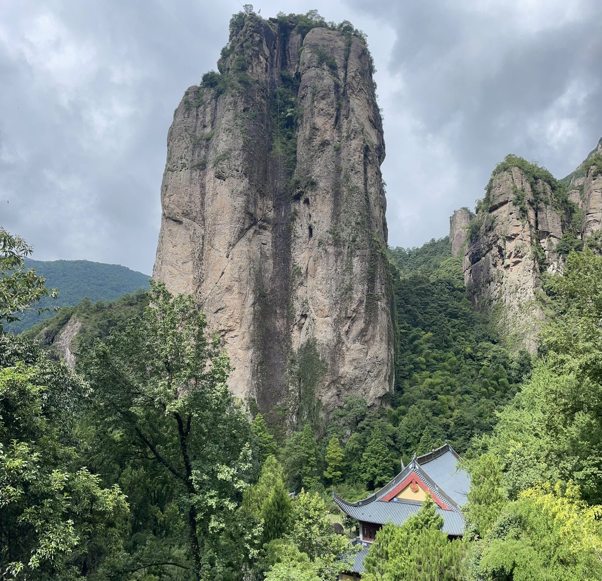 geo217's tweet photo. Yandangshan UGGpのエリア拡大審査でして、白亜紀に形成された火山地形を学びました。 https://t.co/Y1LpUypWjG