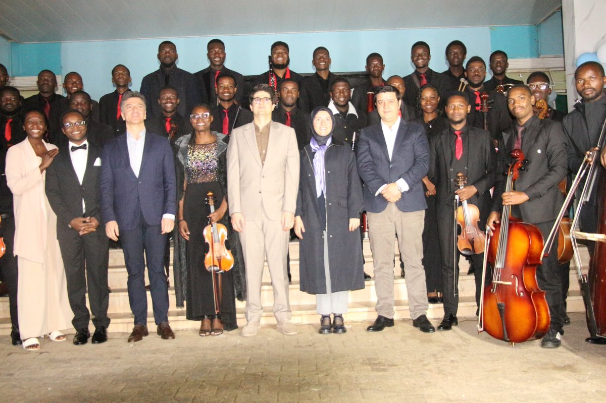 TC_LusakaBE's tweet image. ‘İstem Cırcıroğlu Oda Orkestrası’nın Lusaka Uluslararası Maarif Okulu’ndaki konserini keyifle dinledik. Genç sanatçılara başarılar dileriz. 
🇹🇷🇿🇲
We enjoyed the concert by ‘İstem Cırcıroğlu Chamber Orchestra’ at @MaarifLusaka. Wishing continued success to the young artists!