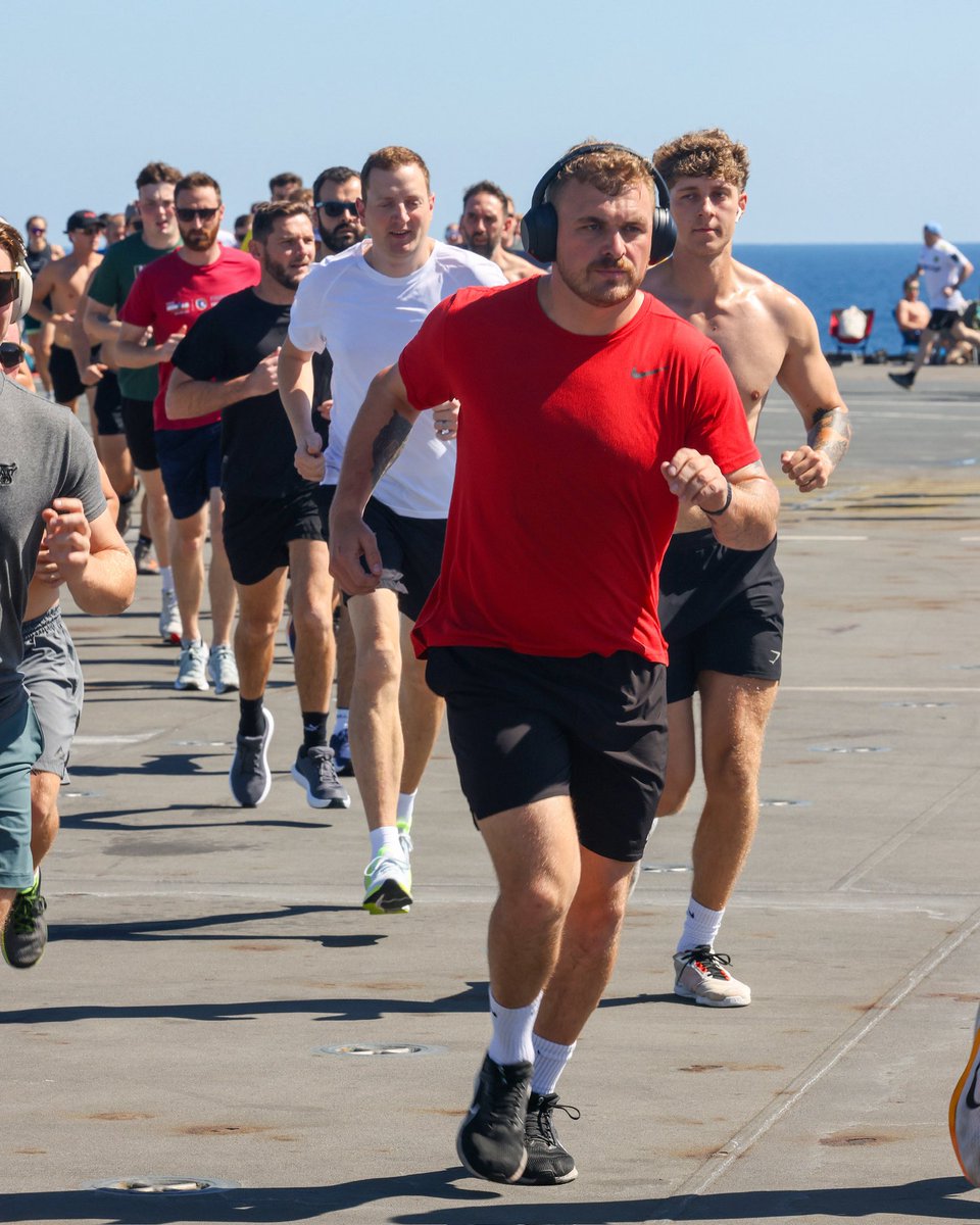 HMSPWLS's tweet image. A brief break in Ex Talisman Sabre flight deck operations over the weekend, allowed fitness to take off.
π π πββοΈπββοΈ
#CSG25 #OpHighmast