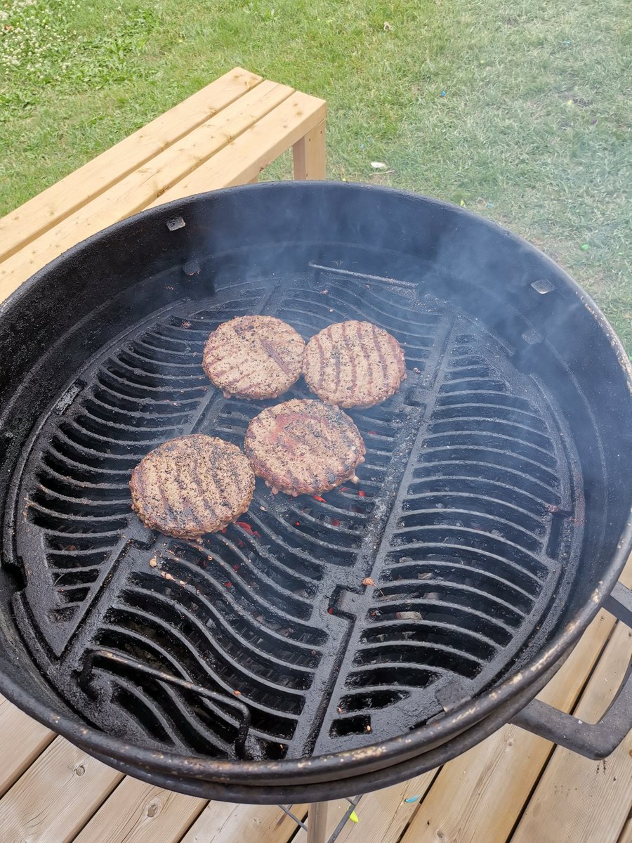 ErwinUlep's tweet photo. #outdoorsunday #mojito #burger #fishballs https://t.co/eThIV7N8lt