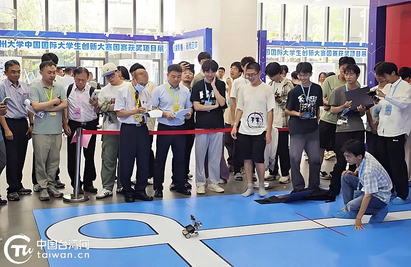 7月12日，第三届海峡两岸（福州）#人工智能——工业机器人竞赛在福州市举办。来自海峡两岸的60支青年科创队伍参加比赛，其中台湾地区队伍11支，闽台组合队伍15支，他们并肩作战，在技术标准共建、核心难题攻克中密切协作。
On July 12, the 3rd Cross-Strait (Fuzhou) #Artificial #Intelligence