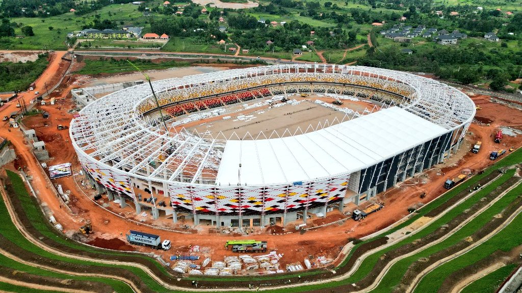 MoWT_Uganda's tweet image. Hoima International Stadium🏟️ is coming up, a 20,000-seater arena being built to international standards ahead of the upcoming CHAN 2025 and AFCON 2027, which Uganda will co-host with Kenya 🇰🇪 and Tanzania 🇹🇿.
Located in the oil-rich Hoima City, this modern stadium will include…