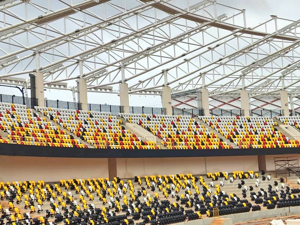 MoWT_Uganda's tweet image. Hoima International Stadium🏟️ is coming up, a 20,000-seater arena being built to international standards ahead of the upcoming CHAN 2025 and AFCON 2027, which Uganda will co-host with Kenya 🇰🇪 and Tanzania 🇹🇿.
Located in the oil-rich Hoima City, this modern stadium will include…