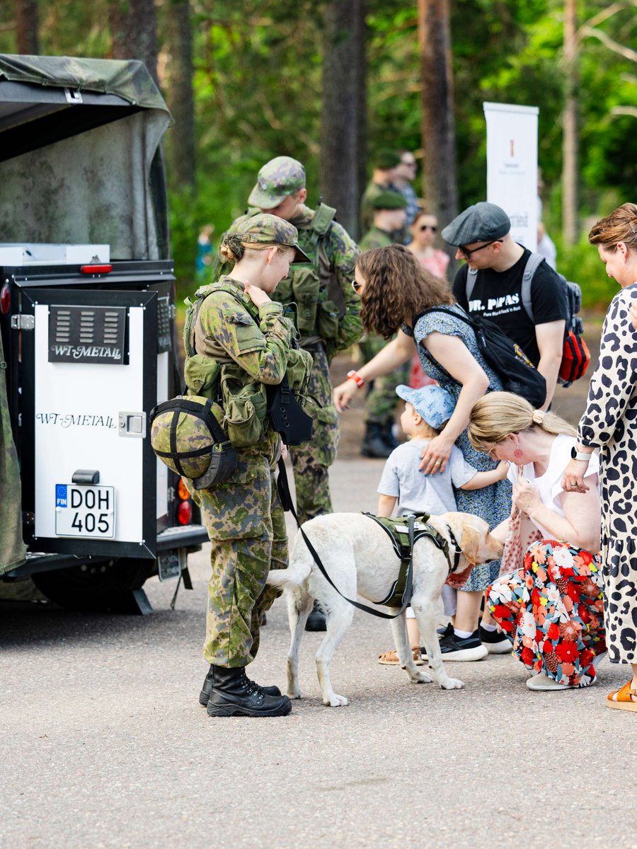 PorinPR's tweet image. Niinisalossa ja Säkylässä vietettiin sunnuntaina saapumiserän 2/25 läheistenpäivää!
Ohjelmaan kuului tuttuun tapaan kalustoesittely, jonka ohessa läheiset pääsivät omien varusmiestensä opastuksella tutustumaan varuskunta-alueeseen sekä nauttimaan sotilaskodin herkuista.
#porpr