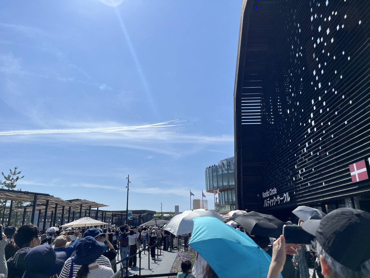 nordicexpo2025's tweet image. 北欧パビリオンのガイドチームが撮影した、とっておきのブルーインパルス写真をお届けします✈️✈️✈️✈️✈️✈️
大屋根リングには、空を見上げるたくさんの人!人!人!
北欧パビリオン前も超満員で、私たちスタッフも一緒に楽しみました👏…
