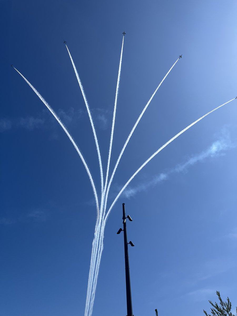 nordicexpo2025's tweet image. 北欧パビリオンのガイドチームが撮影した、とっておきのブルーインパルス写真をお届けします✈️✈️✈️✈️✈️✈️
大屋根リングには、空を見上げるたくさんの人!人!人!
北欧パビリオン前も超満員で、私たちスタッフも一緒に楽しみました👏…