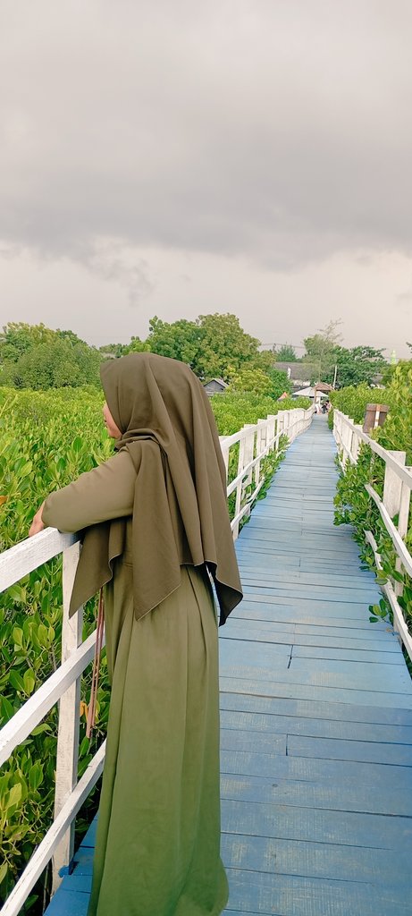 Aku tidak akan berisik seperti kemarin, mulai sekarang aku akan banyak diam dan maaf untuk semua hal yang berlebihan yg aku lakukan kemarin.  Tapi tidak untuk melupakan semua hal yg terjadi.