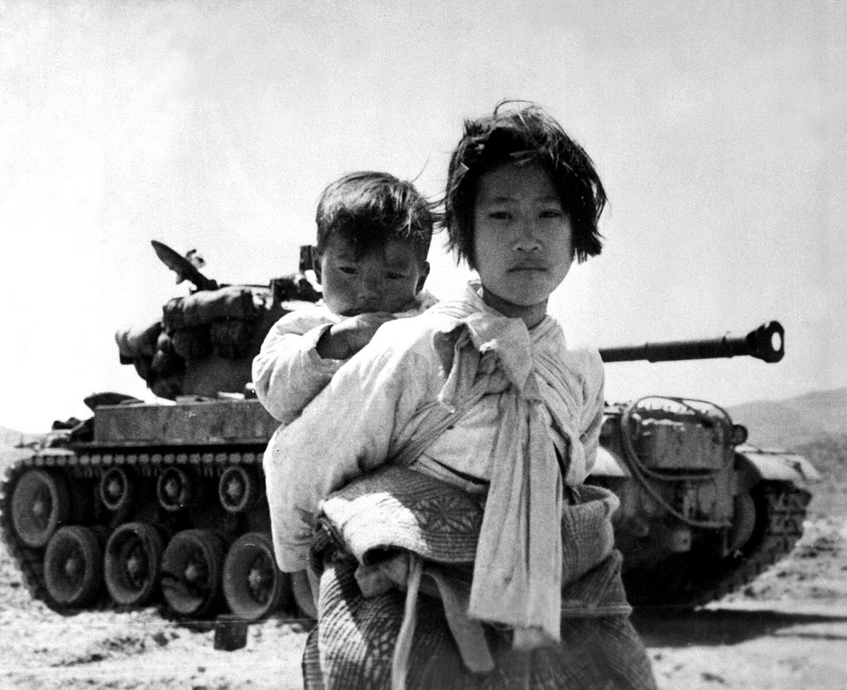 fasc1nate's tweet image. Unforgettable Photos That Capture the Reality of the Korean War historydefined.net/korean-war-pho…