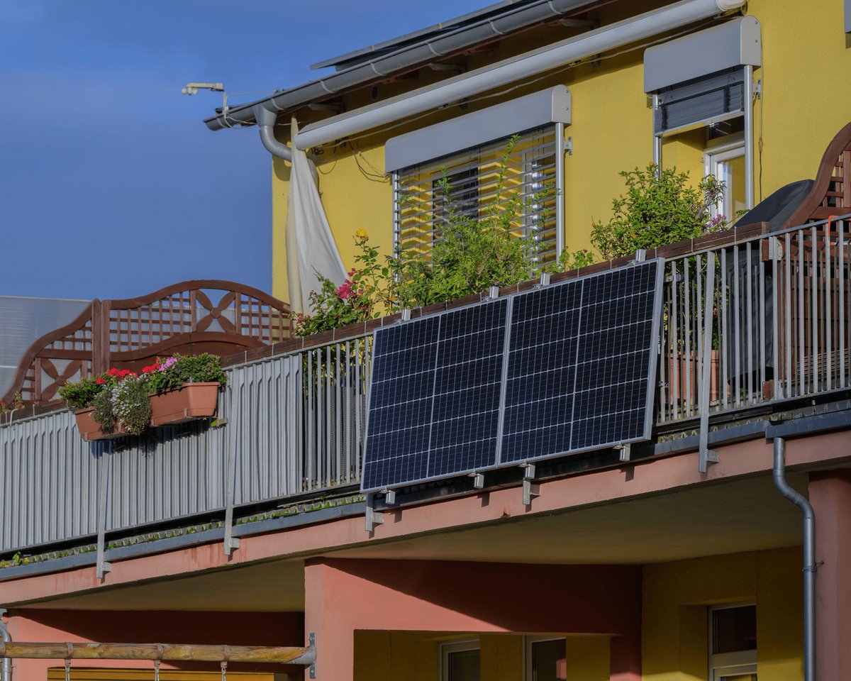 CMGCleanTech's tweet image. #BalconySolar may soon become reality for UK flat residents! The government will launch a safety study to unlock plug-in systems costing around £2,000. This could give renters access to portable solar power. Read more: buff.ly/4ViVXLW #SolarEnergy #RenewableEnergy