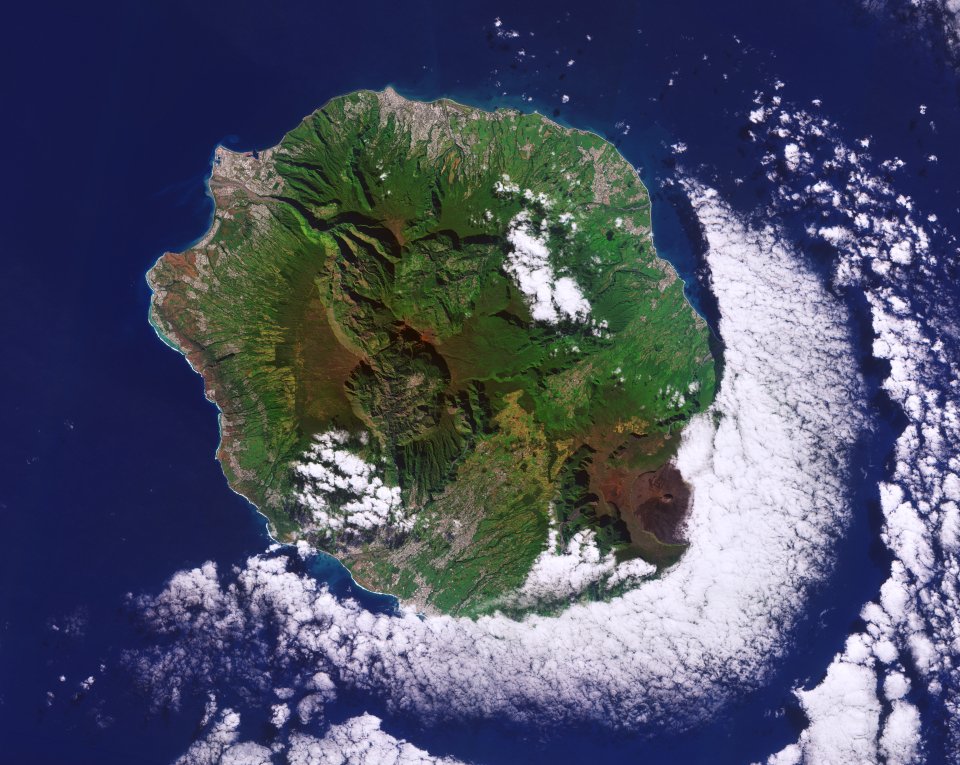 ESA_EO's tweet image. Let's start the week with a 🙂
This @CopernicusEU Sentinel-2 image features playful clouds resembling a smile over La Reunion island.
The volcanic Reunion island is part of the Mascarene Islands, located in the western Indian Ocean about 680 km east of Madagascar.