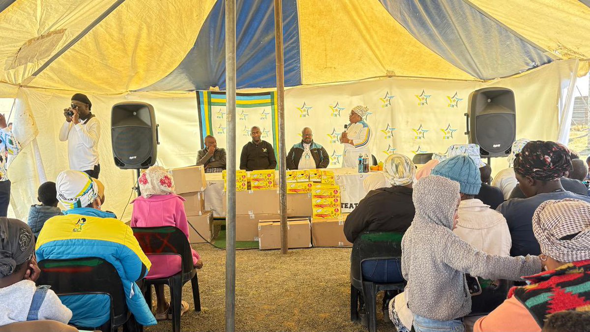 ZungulaVuyo's tweet image. We handed over school shoes to learners in Qalabotjha, Villiers in the Free State. It’s important we encourage young people to be morally upright, commit themselves in school and to build the future they want.
We want to encourage all people to do their bit to help those in…