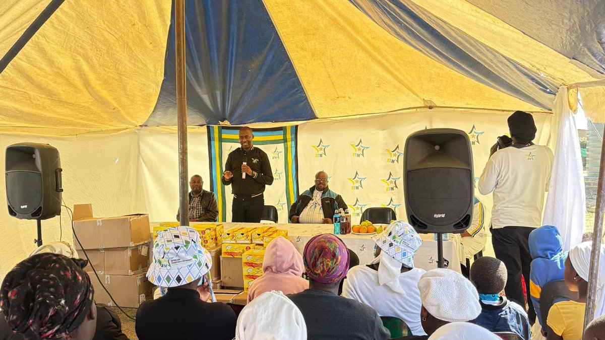 ZungulaVuyo's tweet image. We handed over school shoes to learners in Qalabotjha, Villiers in the Free State. It’s important we encourage young people to be morally upright, commit themselves in school and to build the future they want.
We want to encourage all people to do their bit to help those in…