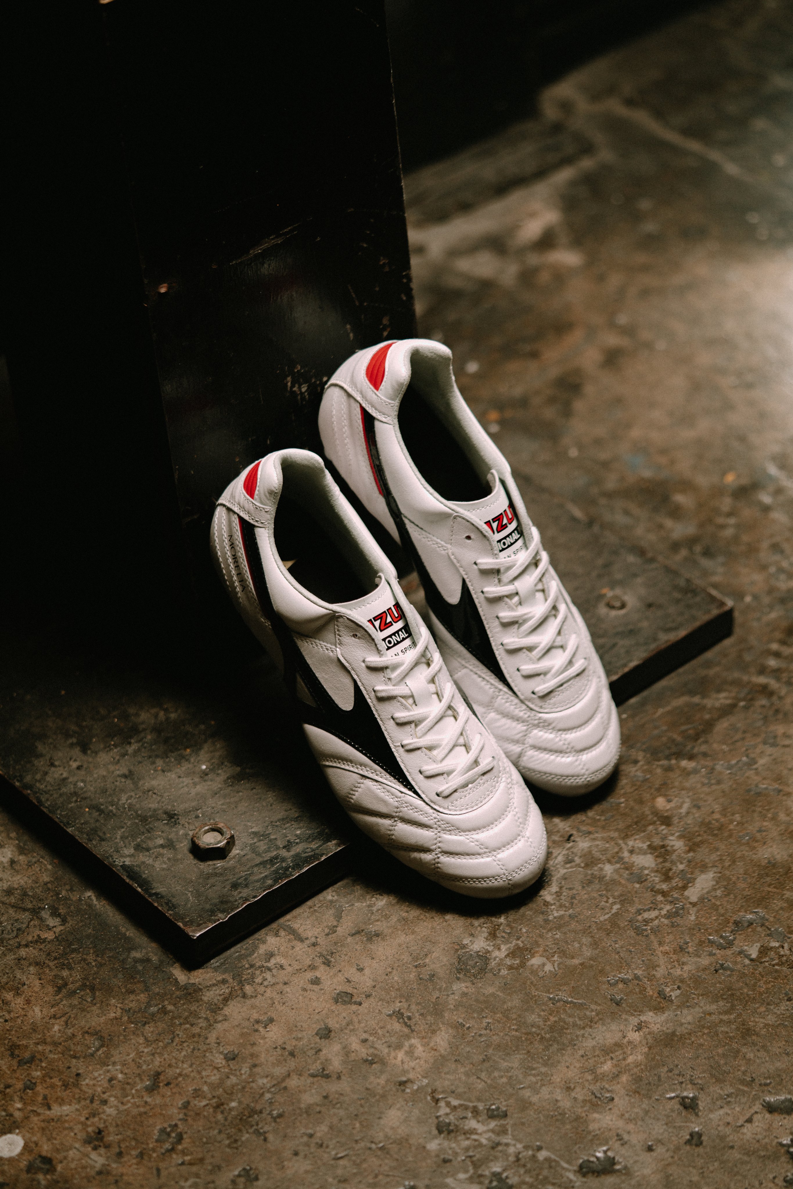 Mizuno Morelia クロスステッチ 軽量×柔軟×素足感覚 白×赤 クロスステッチ AG 新クロスステッチ