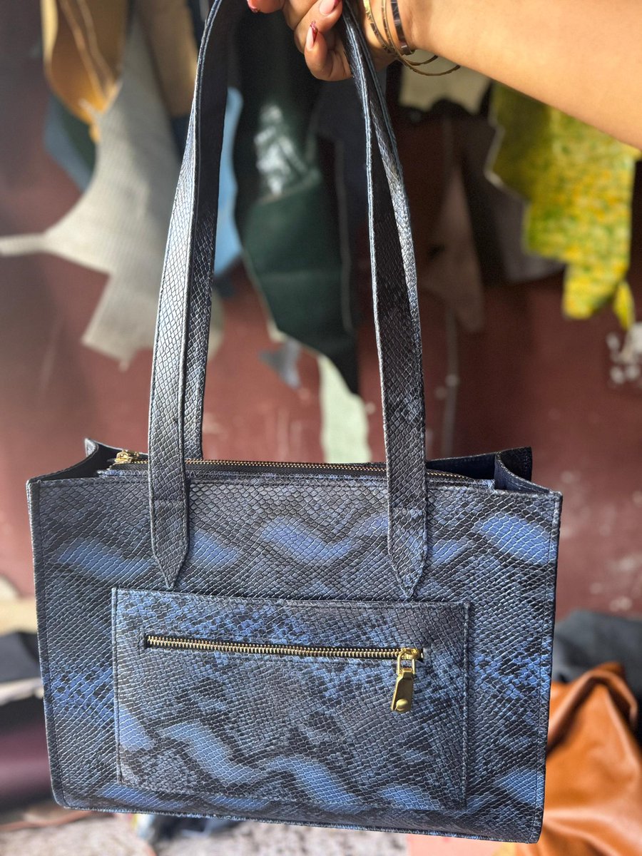 amakaanna's tweet photo. @OgaDeeno @MaikonAuto Our bags are made of pure animal skin, good leather and quality asoke materials. https://t.co/MjxCT5tMN8