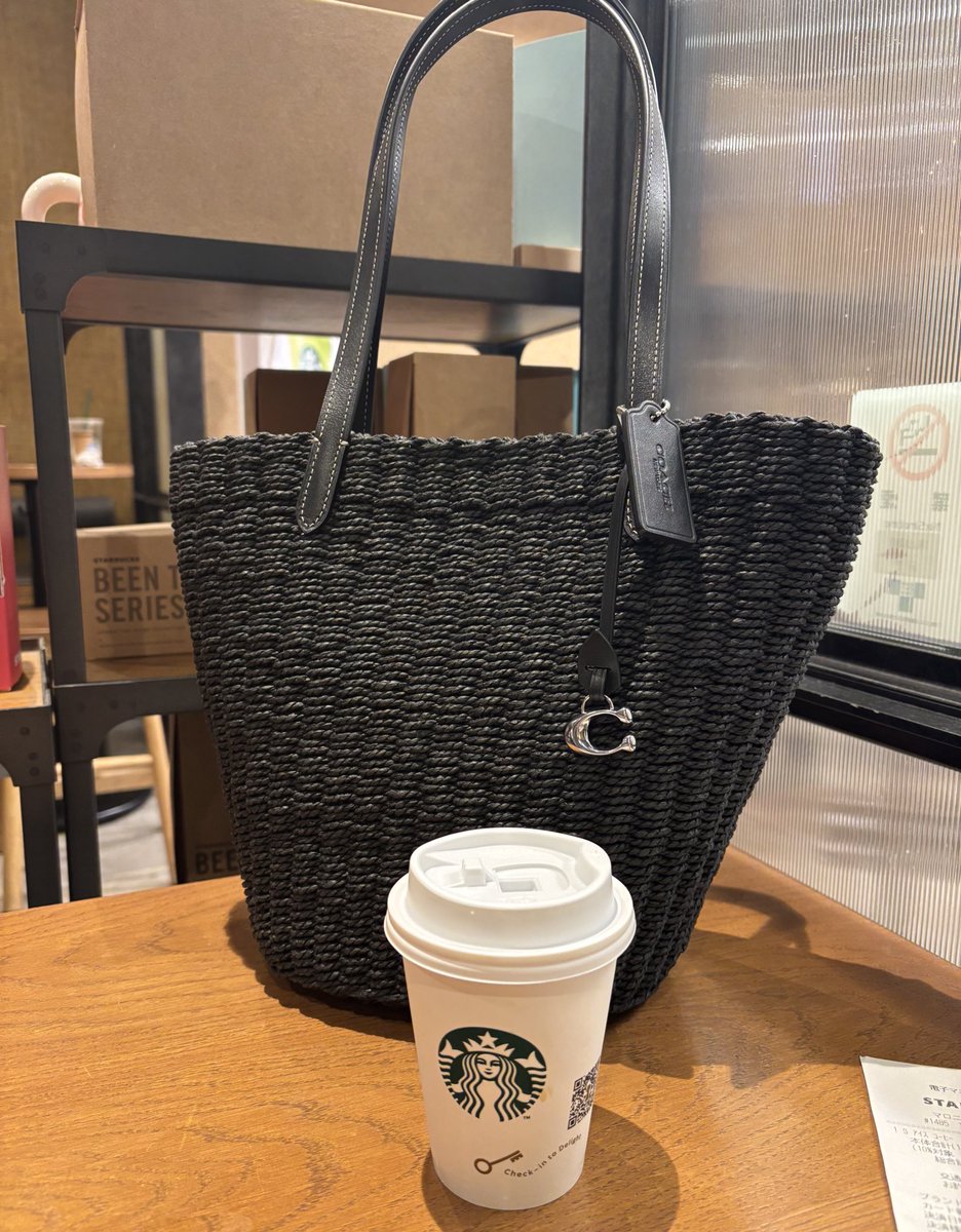 1917sz's tweet photo. かごバッグ欲しいけど革でもないかばんに10万とか出すのは屈辱やな〜と思ってたら、伊勢丹のセールで3万台で見つけた。Coach最近デザイン改善されたしコスパいいのでは？ https://t.co/Auo5eWUMlY