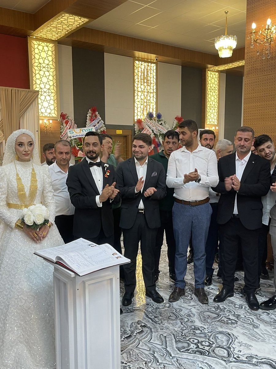 Bugün, yönetimimizde görev yapan değerli dava arkadaşımız Sayın Samet Erdil’in düğün merasimine katılarak, nikah şahitliğini yapma onurunu yaşadık.

Bu müstesna günde, kendisine ve kıymetli eşine bir ömür boyu sağlık, mutluluk ve huzur diliyoruz. Rabbim birlikteliklerini daim