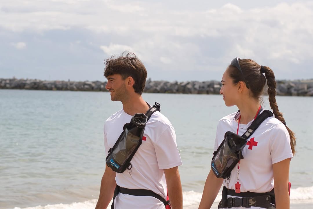 [#CruzRojaEnPlayas🏖] 
Gurutze Gorriako sorosleek beti zaintzen dute gure segurtasuna, jarraitu euren jarraibideei.
Los socorristas de Cruz Roja velan siempre por nuestra seguridad, sigue sus indicaciones.